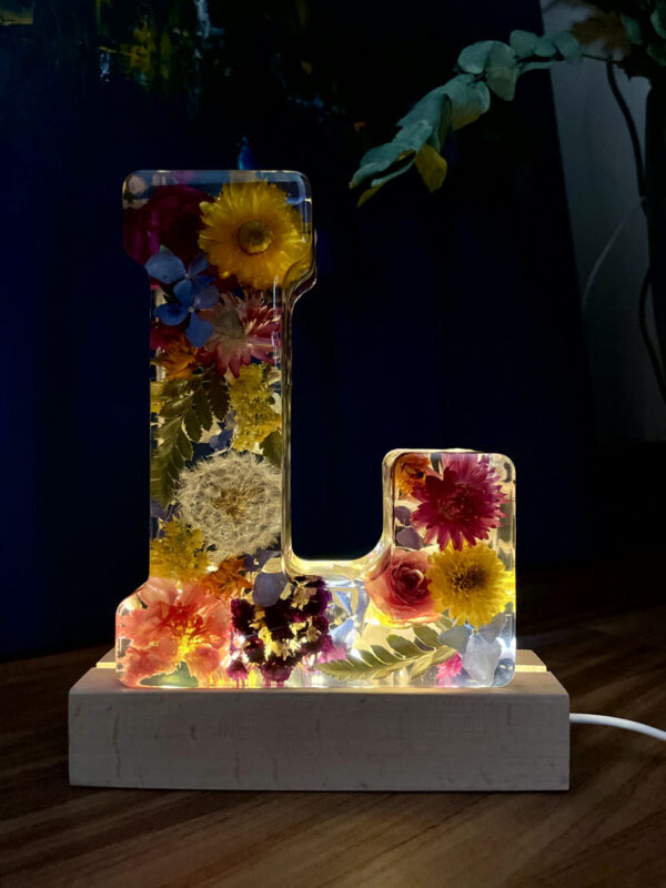 Lampada lettera gigante L fiori rosa e gialli 1