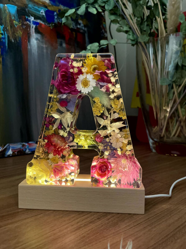 Lettera gigante A fiori misti colori vari 5 illuminata
