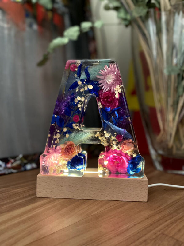 Lettera gigante A fiori viola e blu 6 illuminata