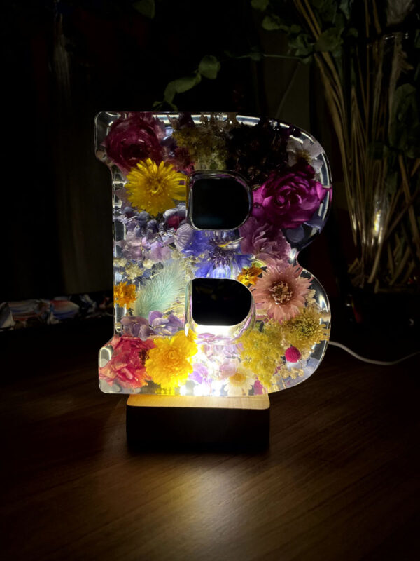 Lettera gigante B fiori misti colorati 7 illuminata