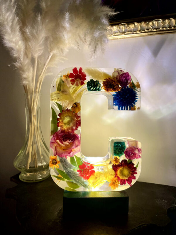 Lettera gigante C fiori rossi blu arancioni gialli 6