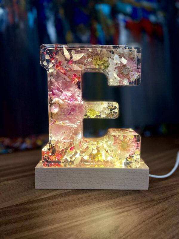 Lettera gigante E toni rosa 6 illuminata