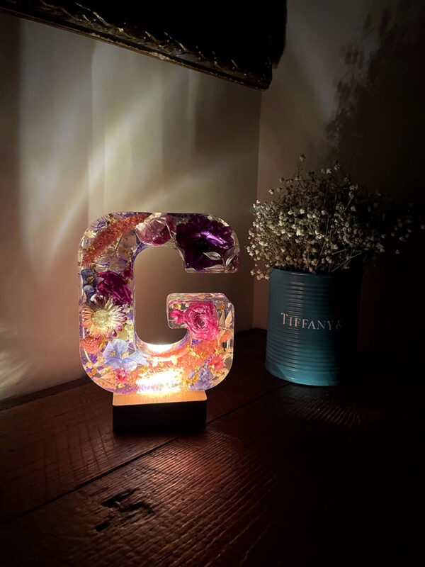 Lettera gigante G fiori viola e rosa 7 illuminata