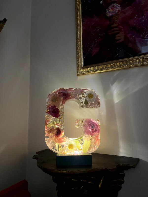 Lettera gigante G toni rosa 5 illuminata