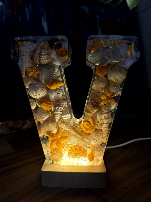 Lettera gigante V conchiglie vere e in resina arancioni 4 illuminata