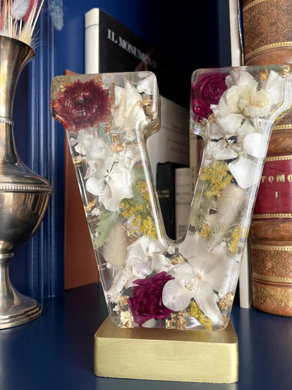 Lettera gigante V fiori bordeaux e bianchi 6