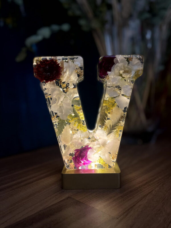Lettera gigante V fiori bordeaux e bianchi 7