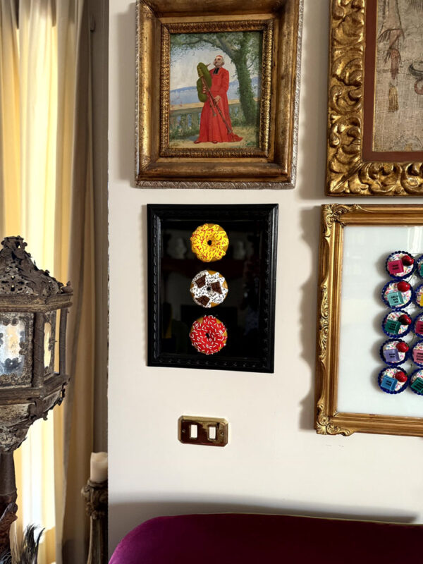 Quadro 3 ciambelle colorate cornice nera sfondo nero 3