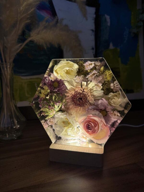Bouquet esagono fiori misti colori pastello 6 illuminato