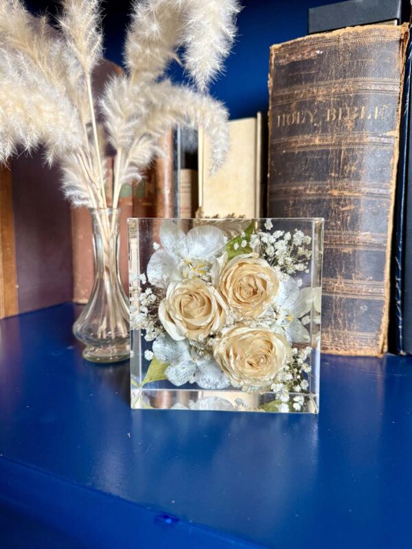 Bouquet nella resina 13x13 rose e orchidee bianche 1