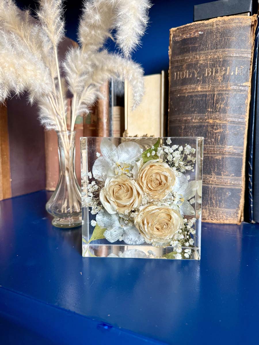 Bouquet nella resina 13x13 rose e orchidee bianche 1
