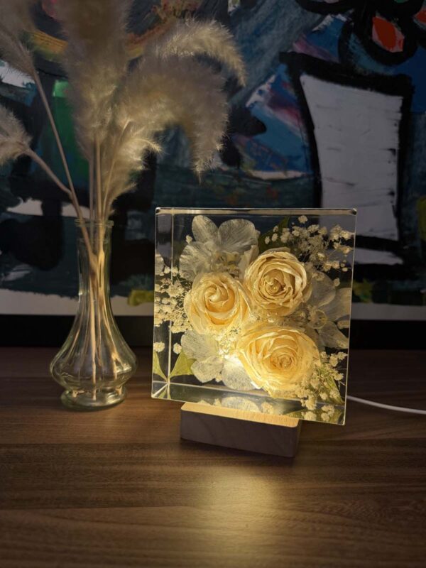 Bouquet nella resina 13x13 rose e orchidee bianche 3 illuminato