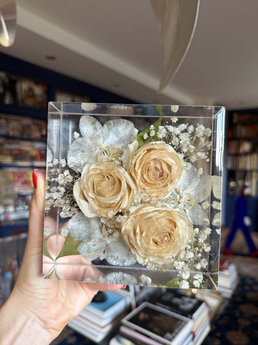 Bouquet nella resina 13x13 rose e orchidee bianche 8