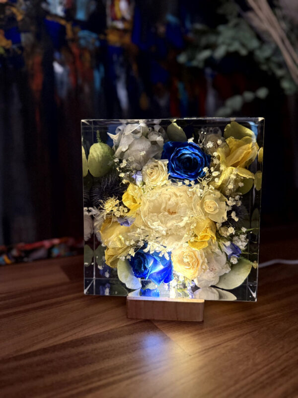 Bouquet nella resina 18x18 fiori gialli blu bianchi 1 illuminato