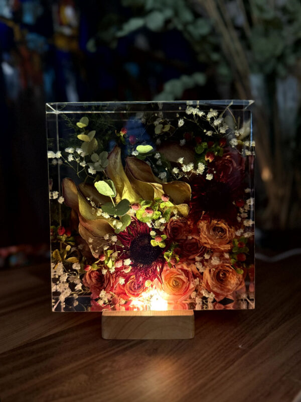 Bouquet nella resina 18x18 fiori rossi e arancioni 7 illuminato