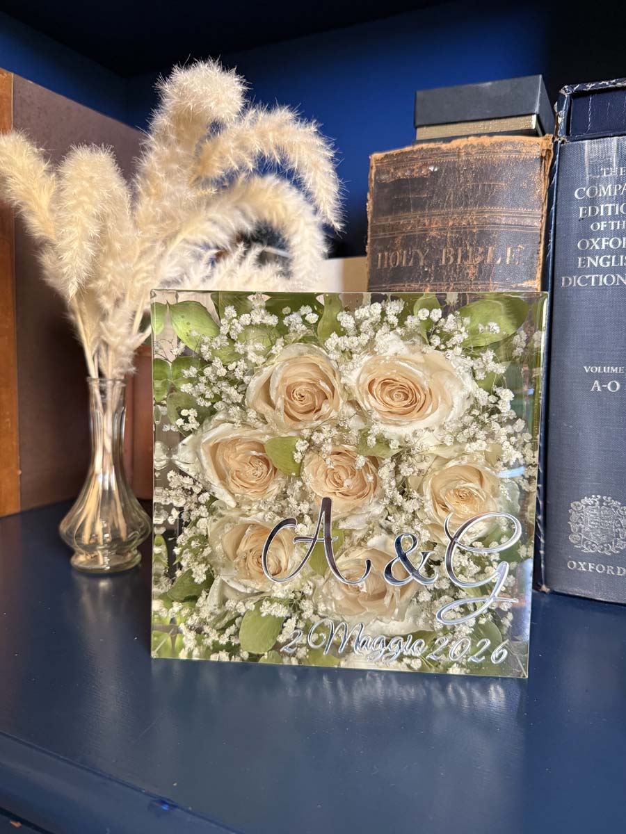 Bouquet nella resina 20x20 rose bianche grandi nebbiolina foglie verdi 1