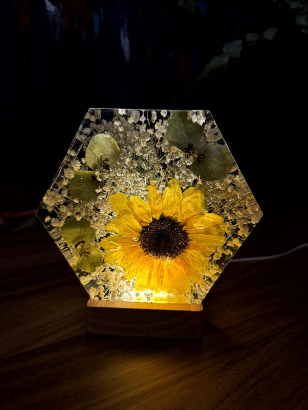Bouquet nella resina esagono con girasole nebbiolina eucalipto 5 illuminato