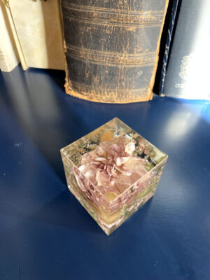 Cubo fermacarte garofano lilla 1