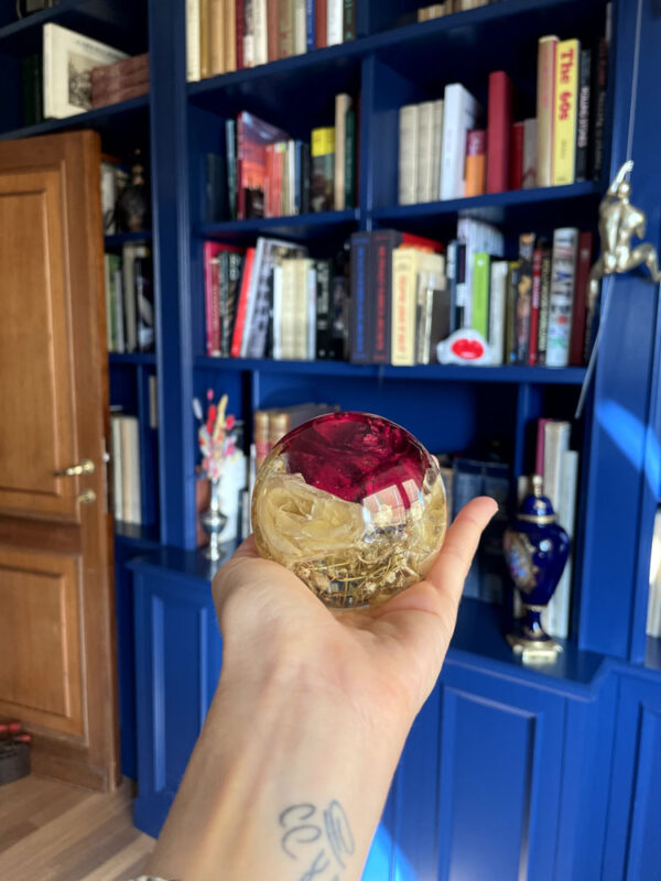 Fermacarte sfera piccola rosa rossa e lisianthus 2