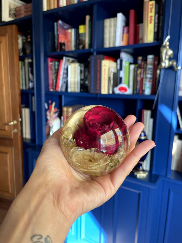 Fermacarte sfera piccola rosa rossa e lisianthus 5