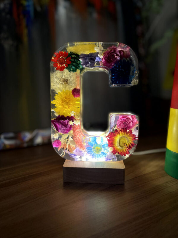 Lettera gigante C fiori misti colorati 4 illuminata