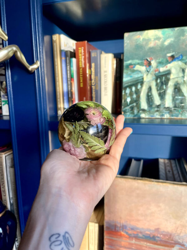 Sfera piccola ranuncoli eucalipto oro 1