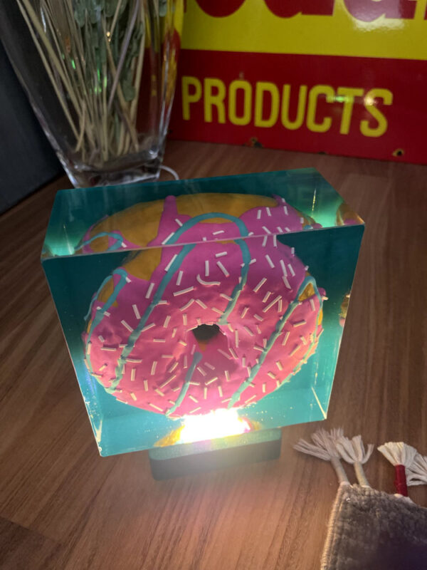 Lampada media ciambella fucsia sfondo verde 3