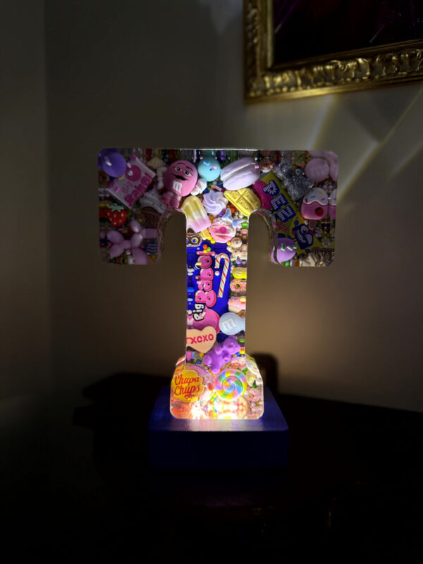 Lettera gigante T con caramelle sui toni del rosa 6 illuminata