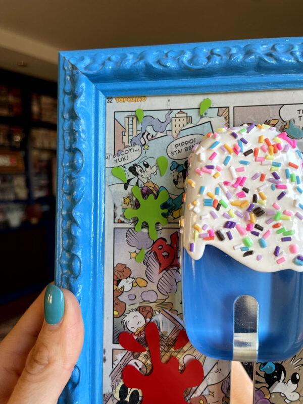 Quadro gelato azzurro e fumetti 3