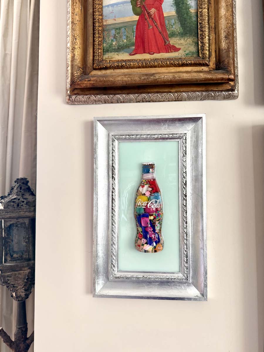 Quadro bottiglia coca cola caramelle piccola cornice lunga argento sfondo bianco 2