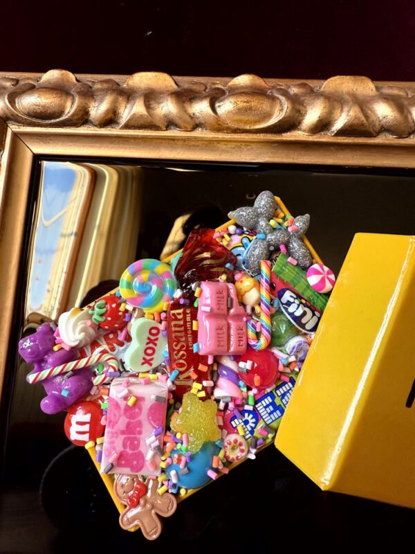 Quadro scatola fendi piccola con caramelle e cornice oro 2