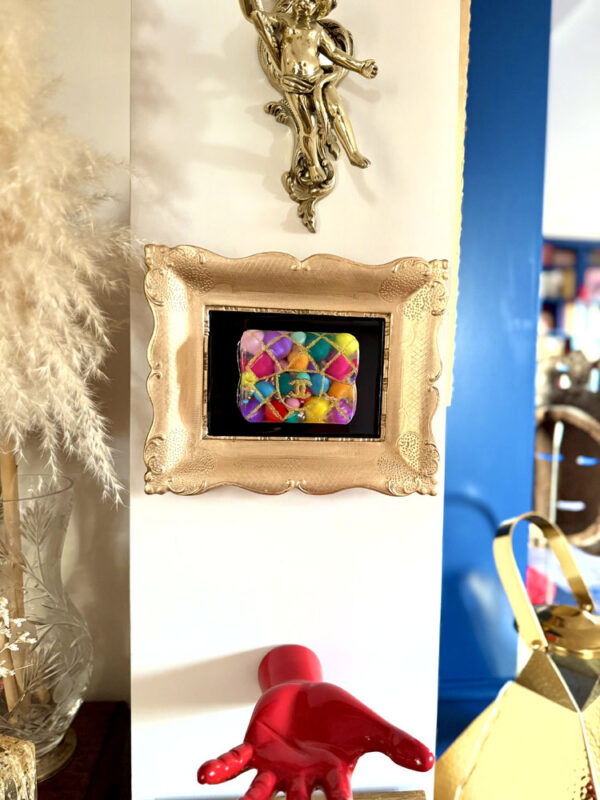 Quadro borsa Chanel palle colorate e glitter oro cornice oro 3