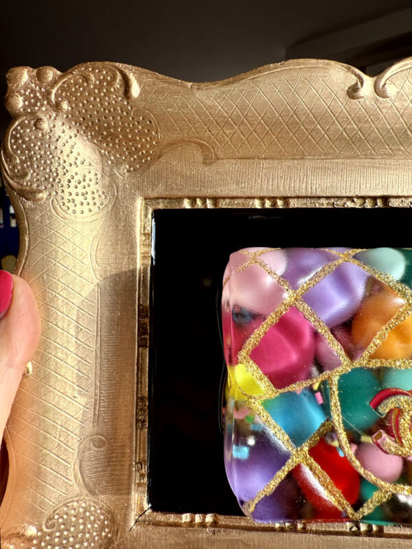 Quadro borsa Chanel palle colorate e glitter oro cornice oro 5