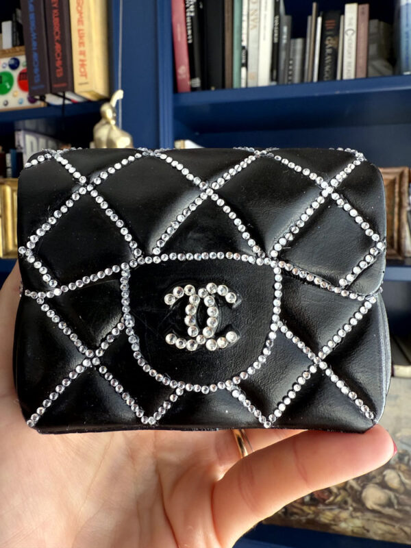 Scultura pop borsa Chanel nera e strass 4