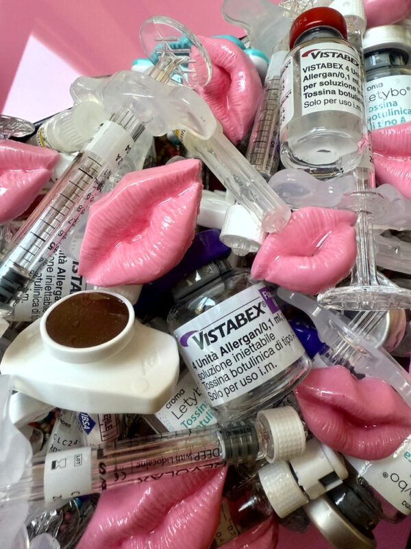 Quadro scatola Chanel e fiale botox e labbra rosa 2