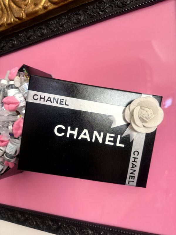 Quadro scatola Chanel e fiale botox e labbra rosa 3