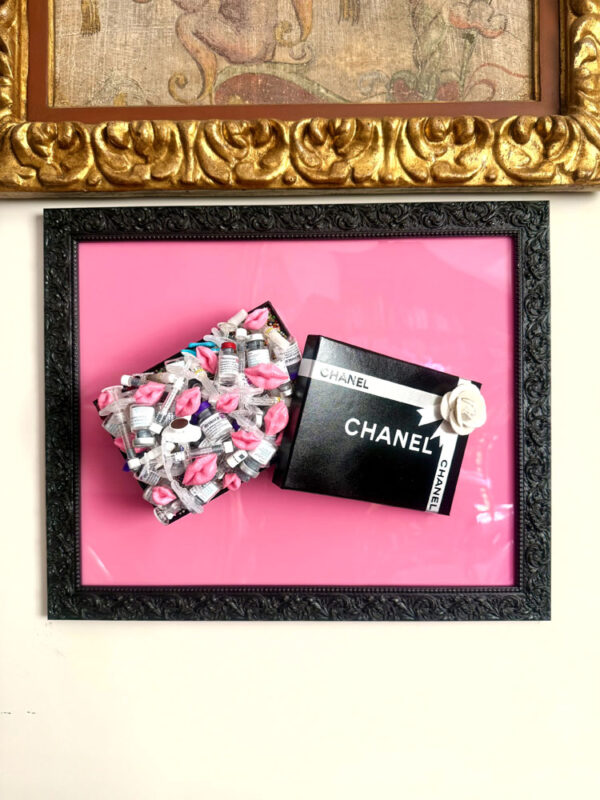 Quadro scatola Chanel e fiale botox e labbra rosa 4