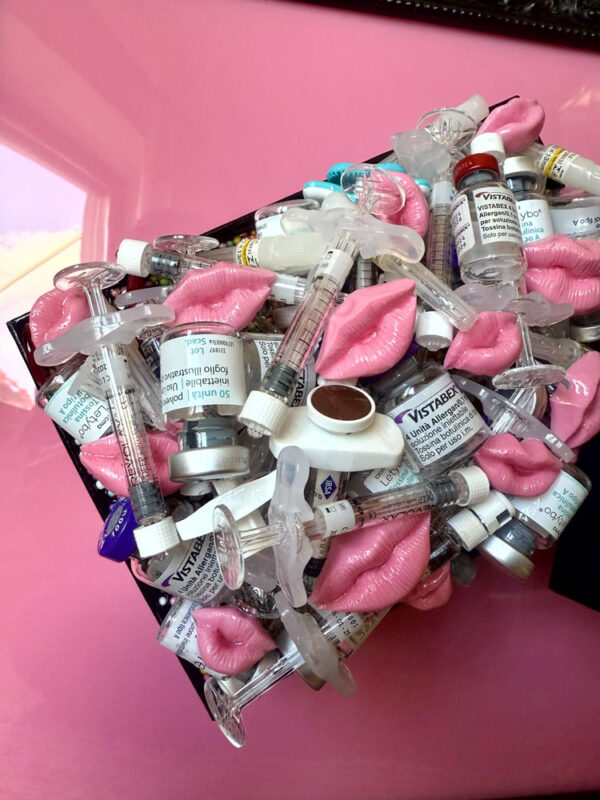 Quadro scatola Chanel e fiale botox e labbra rosa 5