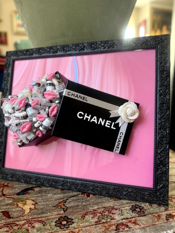 Quadro scatola Chanel e fiale botox e labbra rosa 6