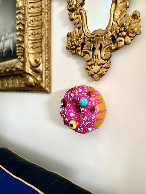Ciambella rosa gigante da appendere e scultura 3