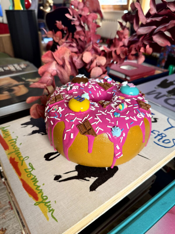 Ciambella rosa gigante da appendere e scultura 7