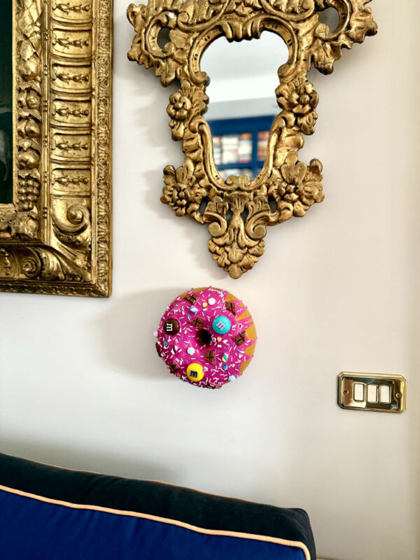 Ciambella rosa gigante da appendere e scultura 9
