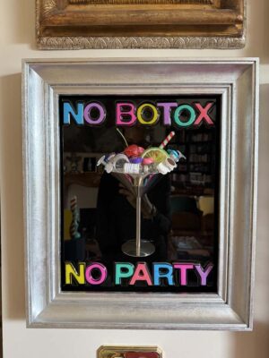 Quadro coppa Martini no botox no party sfondo nero cornice argento 4