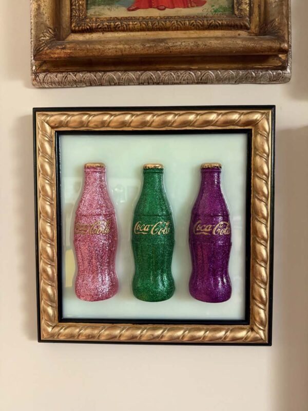 Quadro 3 bottiglie coca cola glitterate cornice oro e nera 2