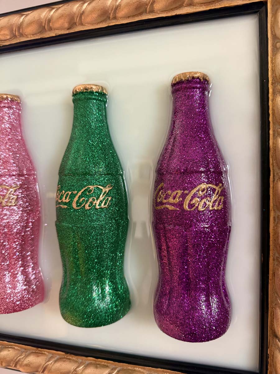 Quadro 3 bottiglie coca cola glitterate cornice oro e nera 4