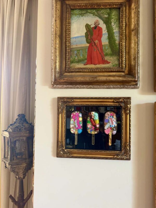 Quadro 3 gelati caramelle cornice oro scuro sfondo nero 3