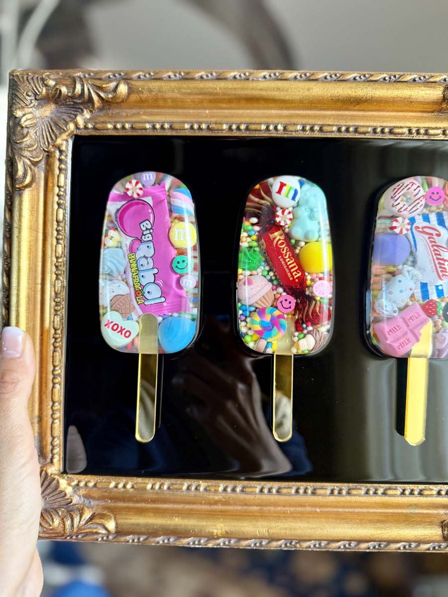 Quadro 3 gelati caramelle cornice oro scuro sfondo nero 4