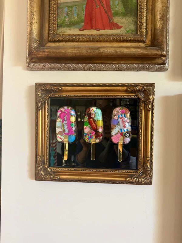 Quadro 3 gelati caramelle cornice oro scuro sfondo nero 5