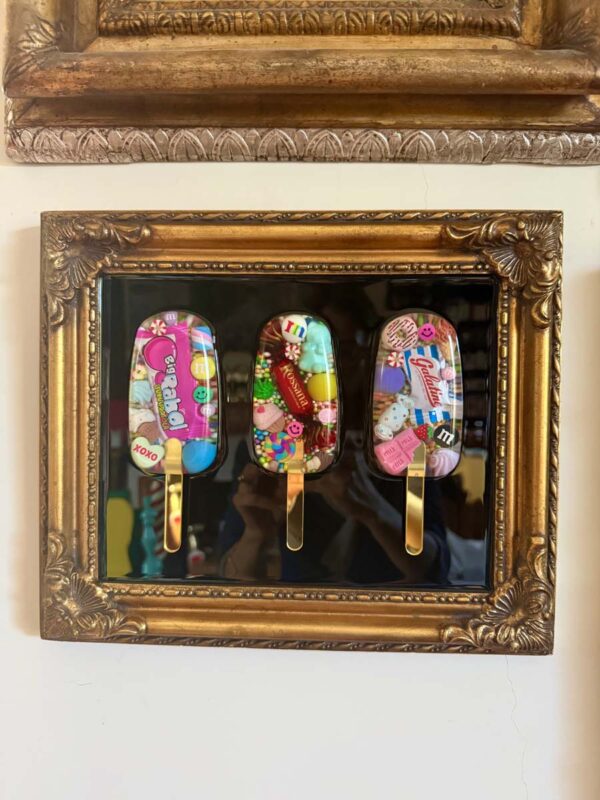 Quadro 3 gelati caramelle cornice oro scuro sfondo nero 7