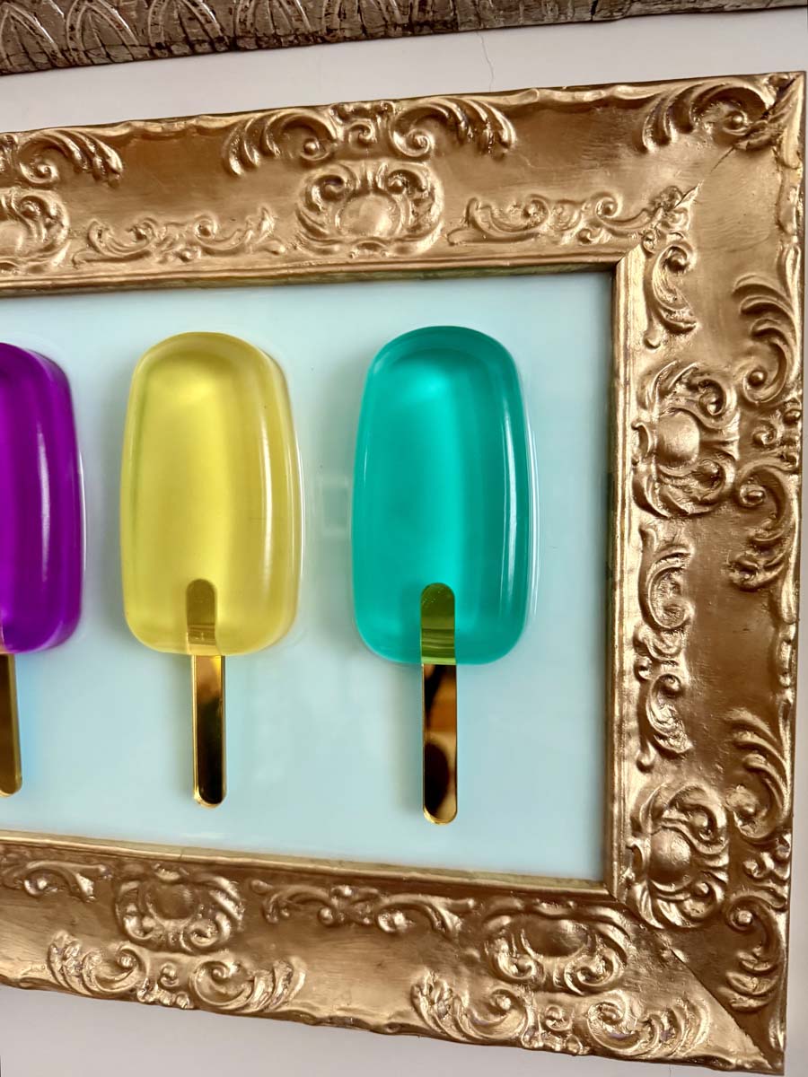 Quadro 3 gelati colorati cornice in stile oro sfondo bianco 3